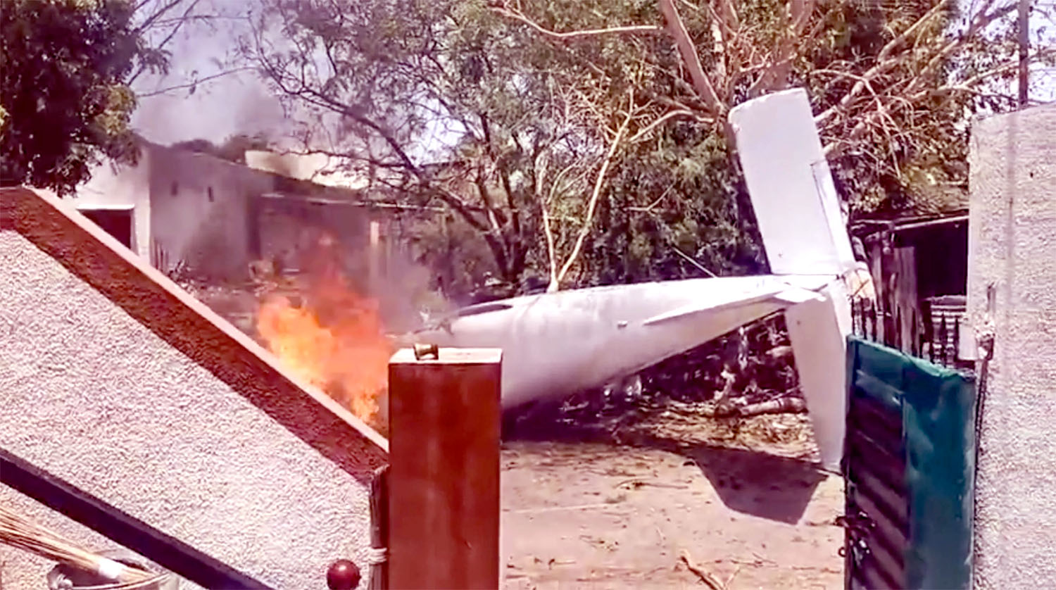 Gujarat: Trainer plane crashes, pilot dies.